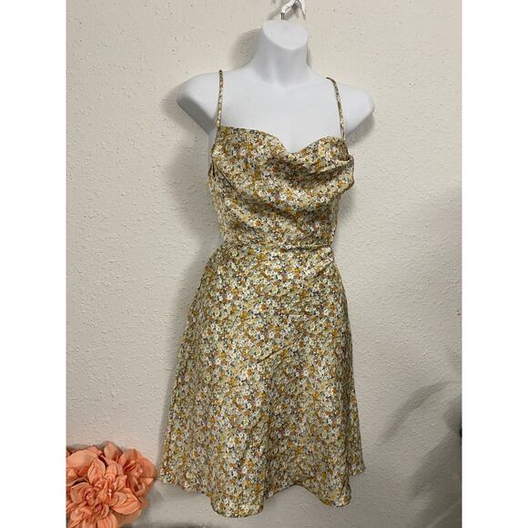 Misty Rose Women Floral Open Back Mini Dress Size Medium Silky Made in USA - Picture 5 of 9